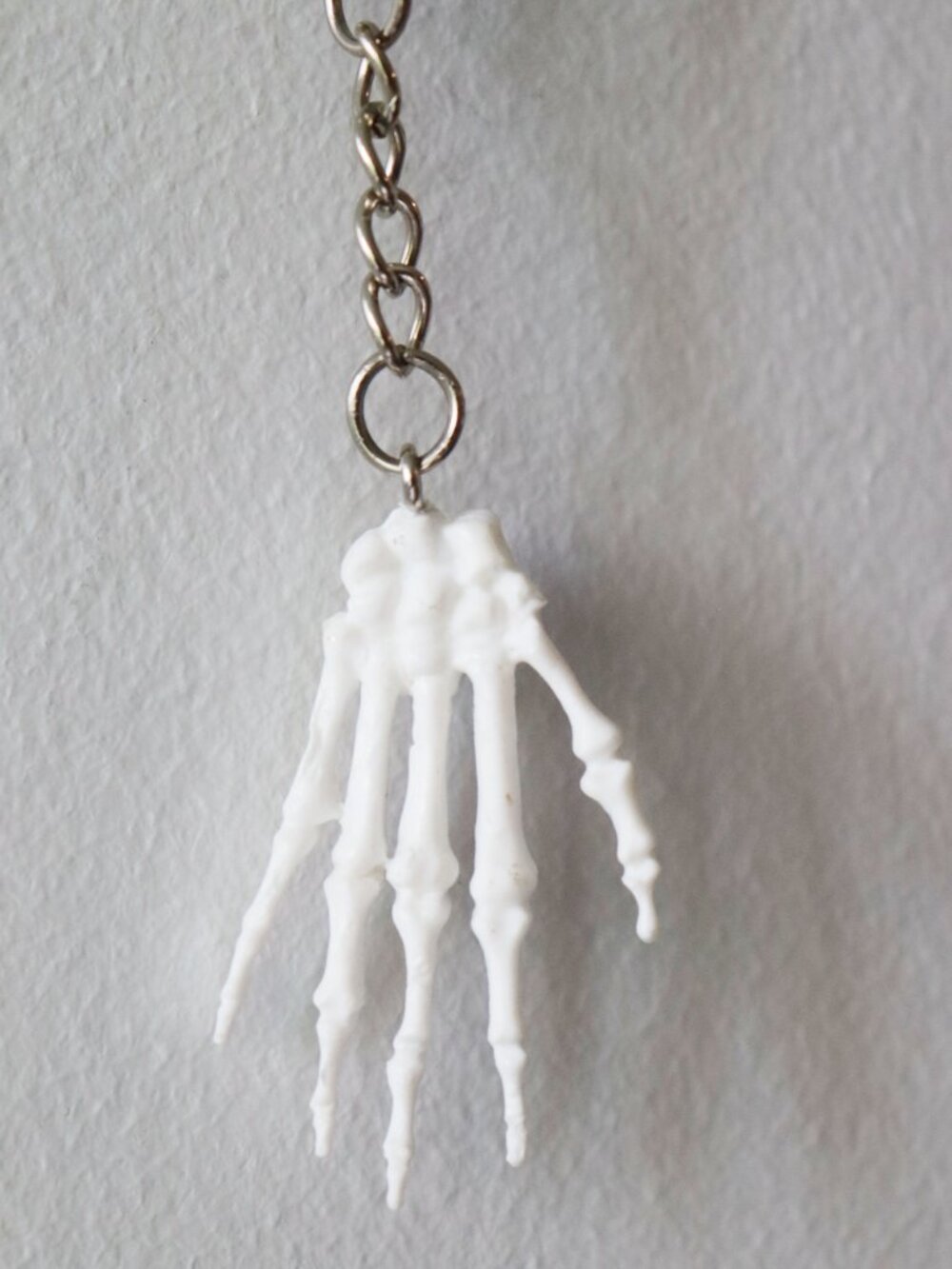 🧡 Skeleton Hand Keychain - Picture 2 of 4